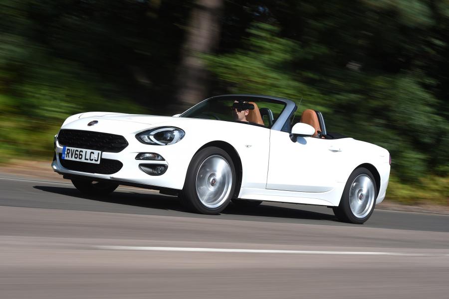  Fiat 124 Spider  2016 года  (UK) (фото 18 из 37)